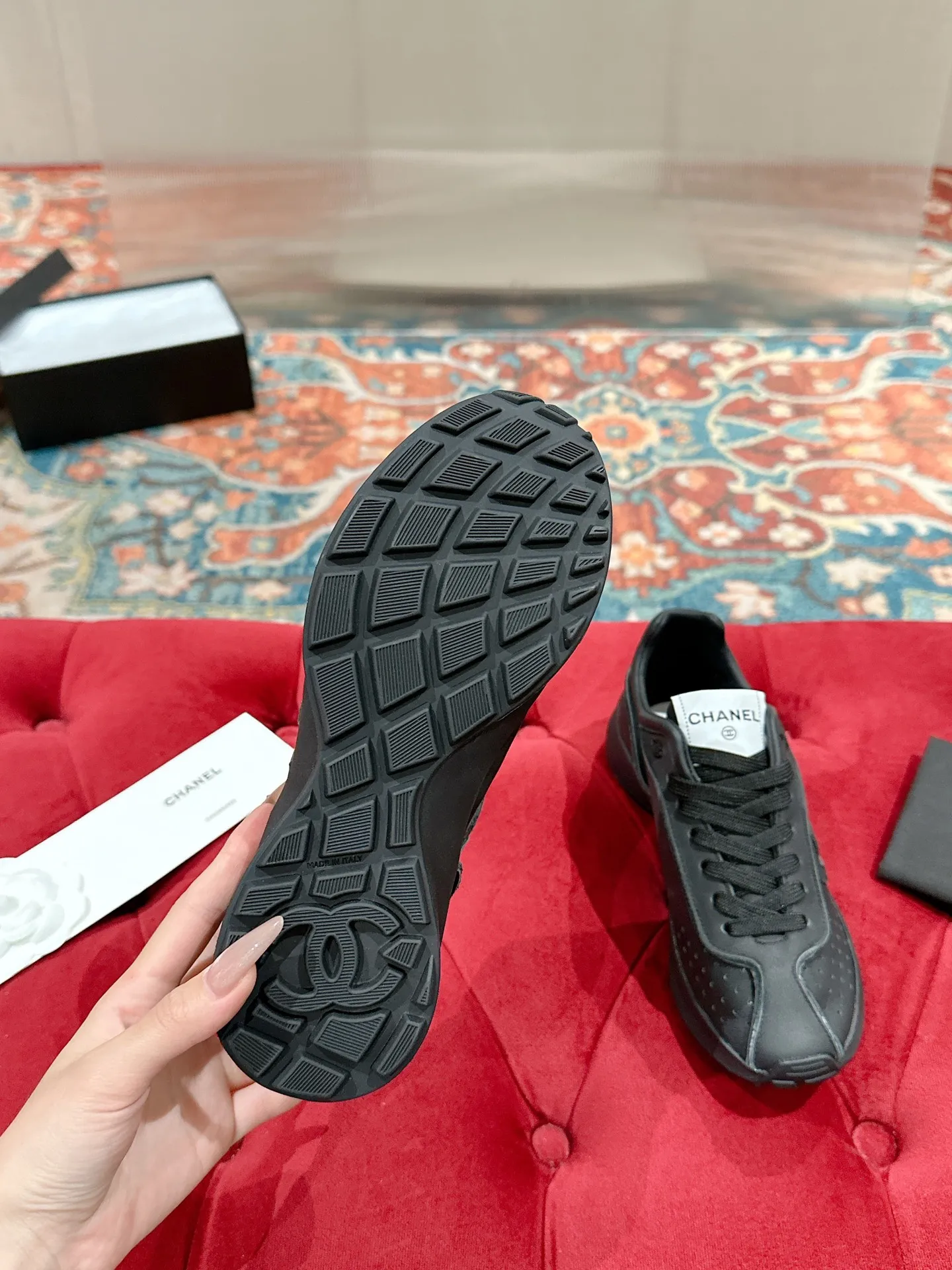 👟👟Ex-factory price 600👟👟 CHANEL Chanel classic sneakers, super internet celebrity series! There are so many Internet celebrities on their feet, and the counter is super popular〰️〰️ The world of Chanel has always been a dream for girls, the simple partition design is a super interpretation of multiple texture effects, the most eye-catching LOGO double C is also my favorite, no matter how you match it on your feet, the effect is completely amazing✔✔✔I must recommend you to buy this one⚡️⚡️Bangladesh environmentally friendly leather upper, original private model TPU outsole The color details are all compared 🆚 at the counter! Perfect presentation with zero color difference ❥ ❥ Every detail is beyond the genuine level! There is no pressure in and out of the counter☑️Number of yards: 35-40